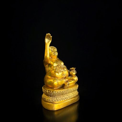a gold statue of a personThánh tăng tài lộc bằng đồng