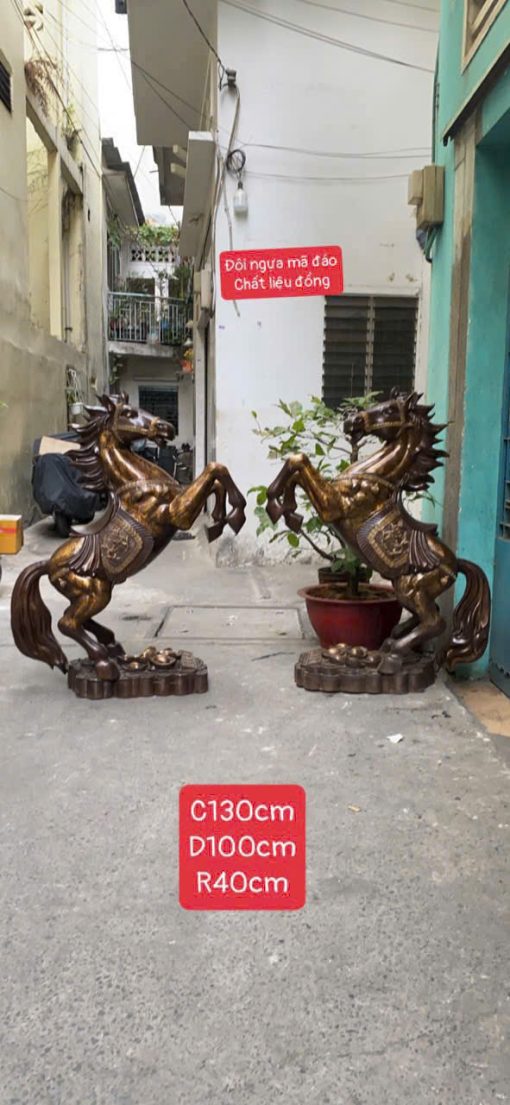 Đôi ngựa áo gấm