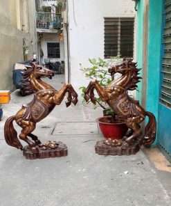 Đôi ngựa áo gấm