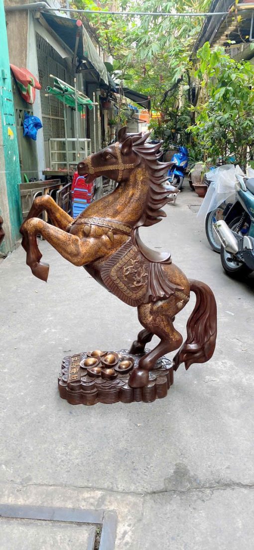 Đôi ngựa áo gấm